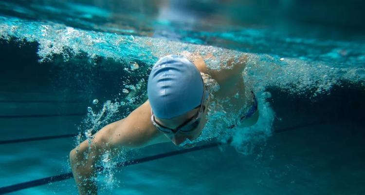 游泳中的换气技巧与方法（掌握正确的呼吸方式，提高游泳效果）