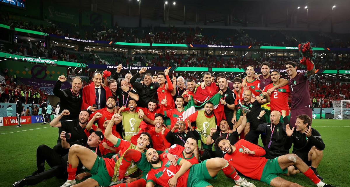 摩洛哥在世界杯上半场取得进球，为球迷带来惊喜（激动人心的比赛中，摩洛哥队打破僵局）