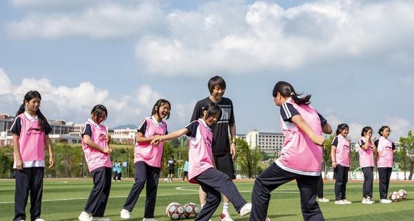 女生学习足球技巧的秘籍（以技巧为主，让女生踢出不凡）