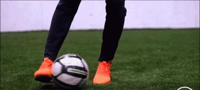 如何快速提高踢足球的技巧（掌握关键动作，提升球技水平）