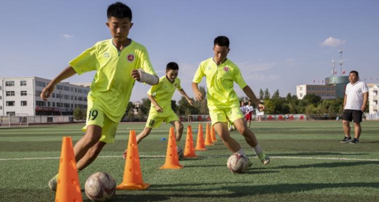 中考体育足球项目技巧全解析（打造出色足球技术的关键要素和训练方法）