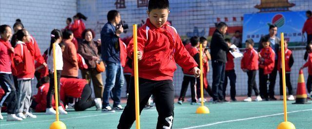 掌握足球过杆技巧，成就比赛之王（在足球比赛中脱颖而出的秘诀，全面掌握足球过杆技巧）