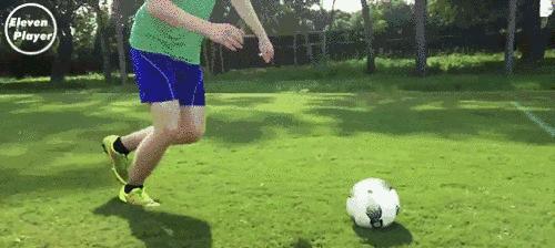 足球传球接球转身技巧解析（提高足球传球接球转身的关键要素和技巧）