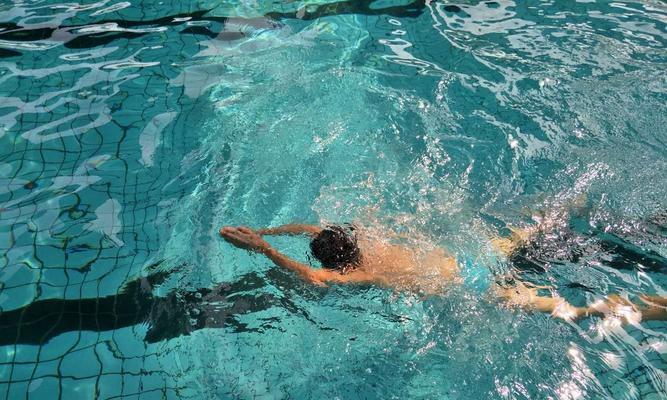 掌握游泳20米潜泳技巧，畅享水中乐趣（学习潜泳的关键技巧和训练方法）