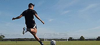 踢足球的玩法和技巧（掌握足球技巧，成为球场之王）