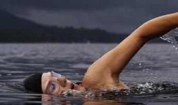新手游泳起步技巧教学（掌握正确的姿势和呼吸技巧，轻松开始游泳之旅）