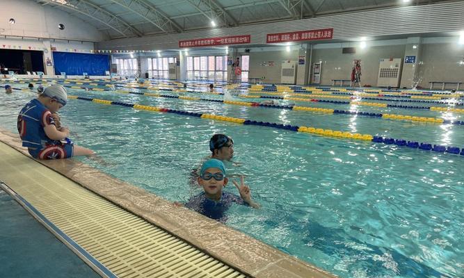 武汉女生学游泳技巧——享受水上乐趣的秘密（让游泳成为女生的自信源泉，培养健康身心！）