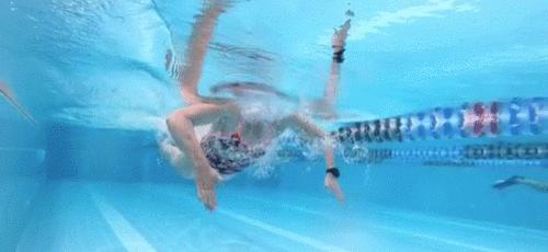 掌握蛙泳蹬腿技巧，游得更迅猛（提升蛙泳游泳速度的关键在于蹬腿动作）