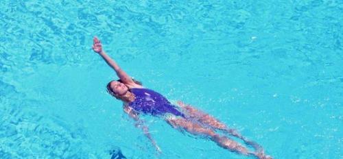 游泳翻肩技巧的掌握与优化（以提升游泳速度为目标，掌握游泳翻肩技巧的关键要素）
