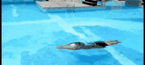 游泳侧翻身技巧教学（掌握游泳侧翻身的关键要点）