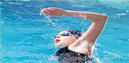 游泳技巧大揭秘——必学的15个技巧（从零基础到游泳高手，这些技巧助你游遍池塘）