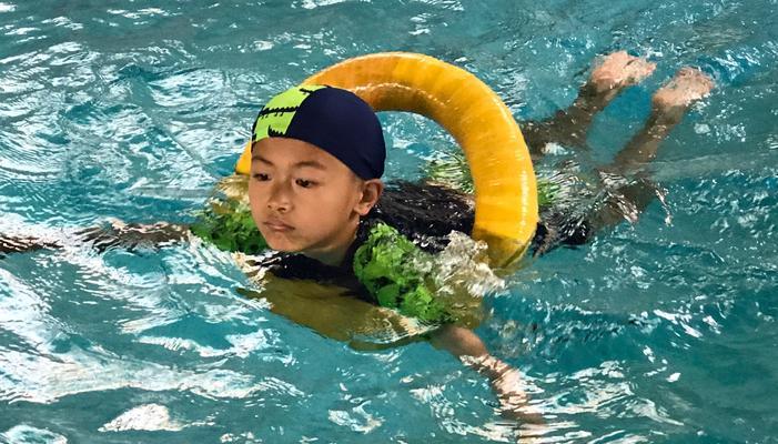 小学生学游泳的技巧（从零基础到熟练掌握，轻松学游泳）