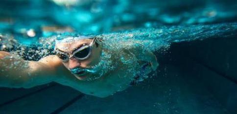 提高游泳技巧的有效方法——踢水技巧的重要性（通过踢水技巧的训练，提升游泳速度和稳定性）