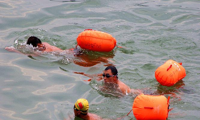 游泳横跨长江的技巧（掌握自由泳、提高水性、克服挑战）