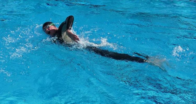 游泳初步练腿技巧（培养腿部力量和灵活性，打造高效游泳动作）