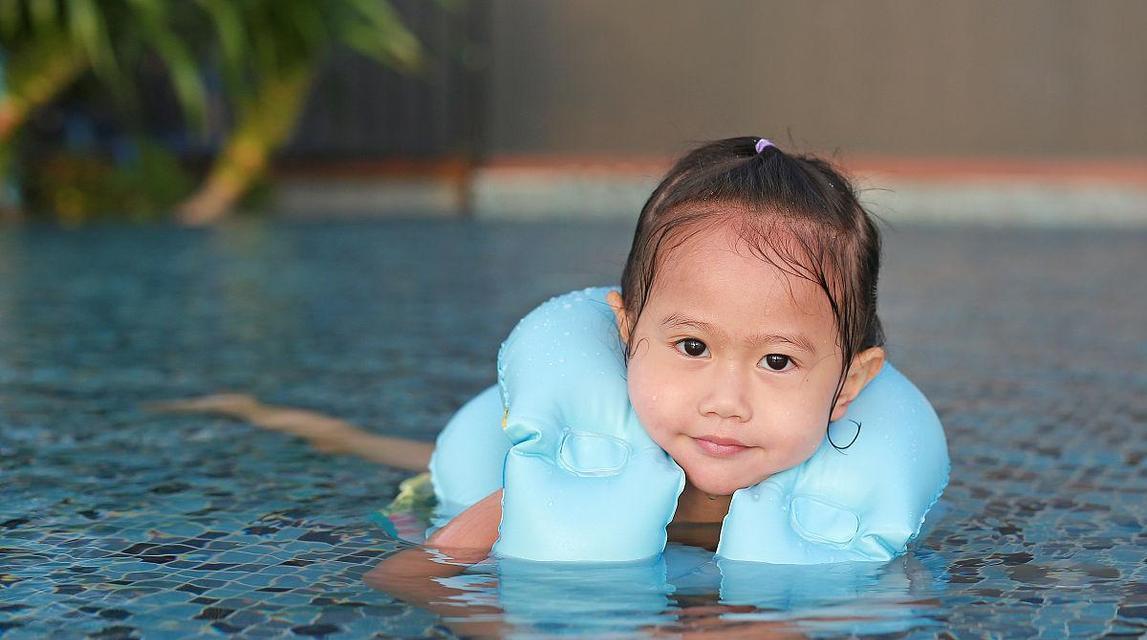 小女孩游泳技巧指南（让你的小女孩成为游泳小达人！）