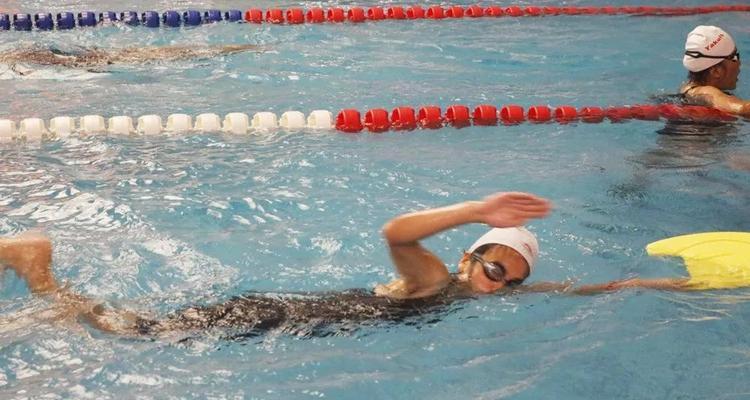 游泳初学者如何提升漂浮技巧（掌握正确的身体姿势和呼吸方法，轻松漂浮起来）