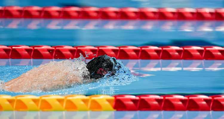 如何提升游泳50米的技巧（学会游泳50米的关键技巧与训练方法）
