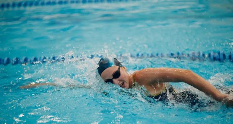 游泳憋气技巧女性教学（掌握游泳憋气，享受水下世界）