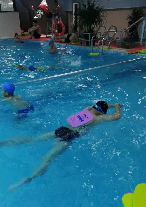小女孩蛙式游泳换气技巧（提升游泳技能的关键步骤及注意事项）