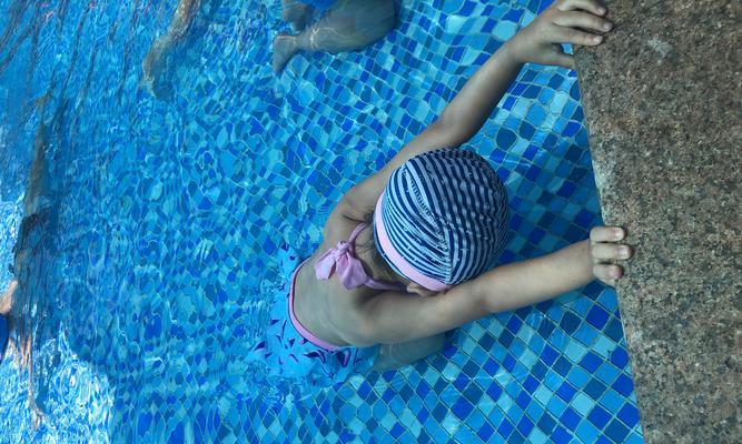 五岁孩子学游泳技巧（轻松掌握水中技能，助力孩子健康成长）