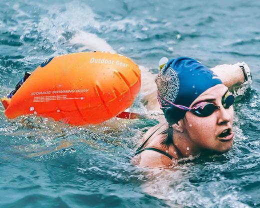 游泳长时间漂浮的技巧（掌握正确的呼吸和身体姿势，让你轻松漂浮于水面）