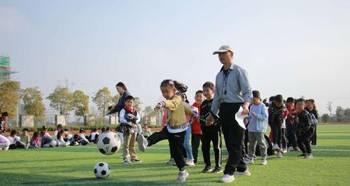 小学女生踢足球射门的技巧（掌握射门技巧提升女生足球实力）