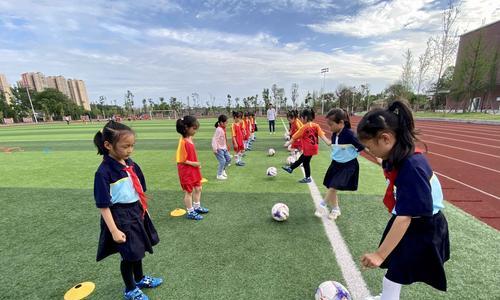 小学生足球技巧大揭秘（简单实用的足球技巧让小学生迅速提升）