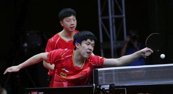 乒乓球的辉煌历程（拍球、碰撞、飞舞——探寻乒乓球的精彩历史）