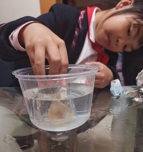 乒乓球杯子技巧大揭秘（如何用准确的力度和角度将乒乓球弹进杯子？）
