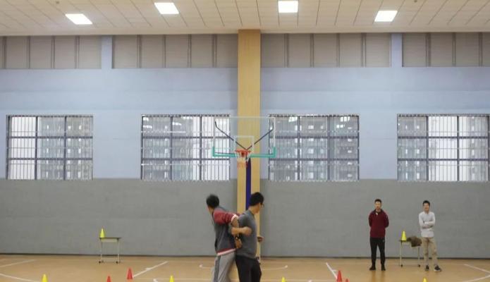 小学生如何正确进行排球自垫动作（简单易学的排球自垫动作要领，让小学生从零基础起步）