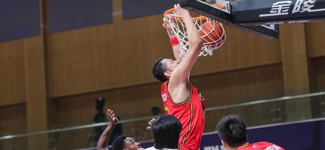 中国篮球防守猛将（揭秘中国篮球界最强防守球员，他们的表现令人瞠目结舌）