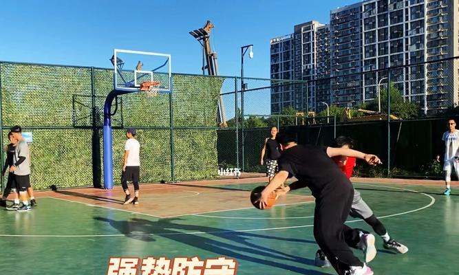 篮球防守技巧（如何利用挡拆阻止进攻者路径）