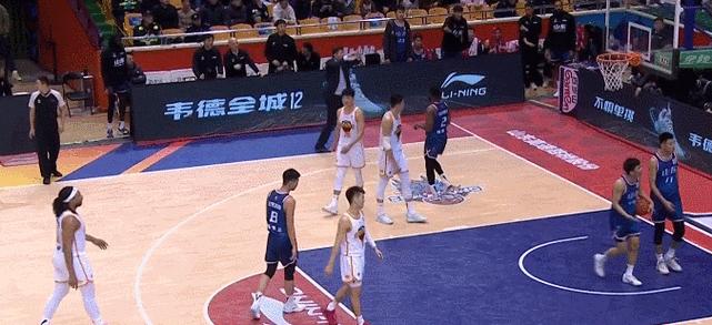 打篮球中的防守策略——界外防守的重要性（挡在界外，守护胜利的关键一步）