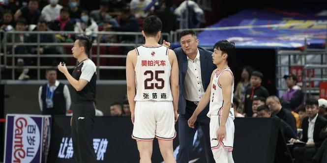 掌握正确的篮球防守技巧（以手挺住下腰，提高篮球防守效果）