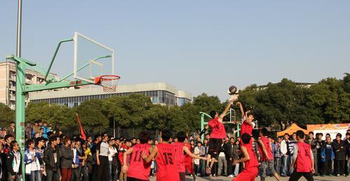 篮球战术破解（攻克对手铜墙铁壁，解析击败联防的关键策略）
