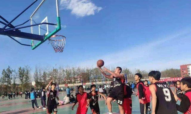 篮球防守中正确的脚步姿势（提高防守效率的关键步骤与技巧）