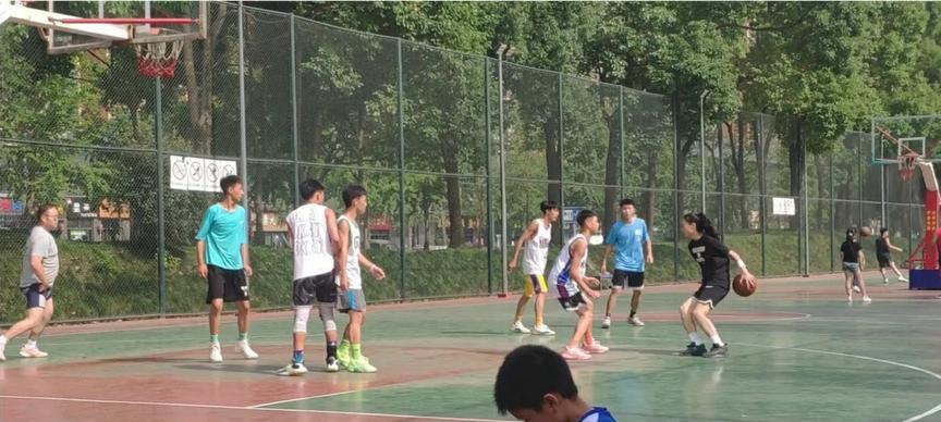 篮球场上如何有效应对防守（击败防守者的关键技巧与策略）