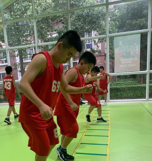 提高篮球防守脚步的训练方法（以两人训练为基础，助你成为防守大师）