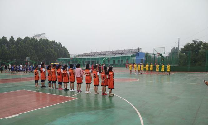 如何打造出色的篮球比赛防守战术（以场地布置和战术安排为关键）