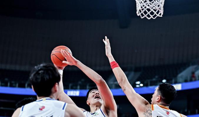 篮球技巧之错误防守技巧（掌握正确防守姿势，提高篮球防守能力）