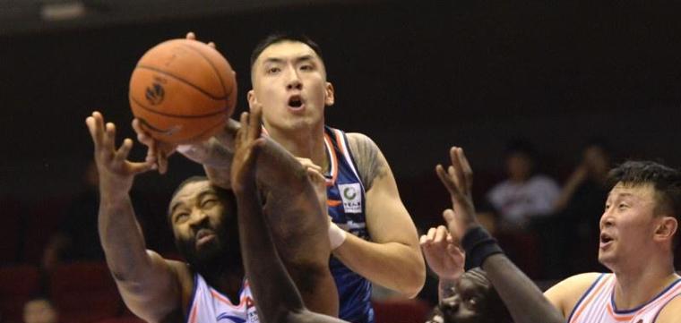 篮球防守策略之为什么防守队员不贴身？（探究篮球防守战术中保持距离的重要性）