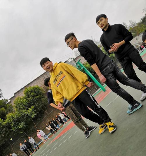 篮球防守技巧（篮球防守中如何利用向前迈步的优势）