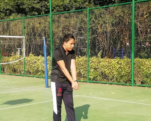掌握排球垫球组合动作的技巧（熟练掌握垫球和传球动作，提高排球技术水平）