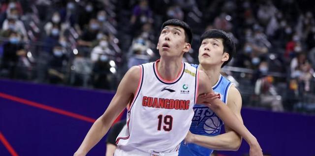 中国篮球队的防守悍将——谁是最佳选择？（探讨中国篮球队中最具防守实力的球员及其贡献）