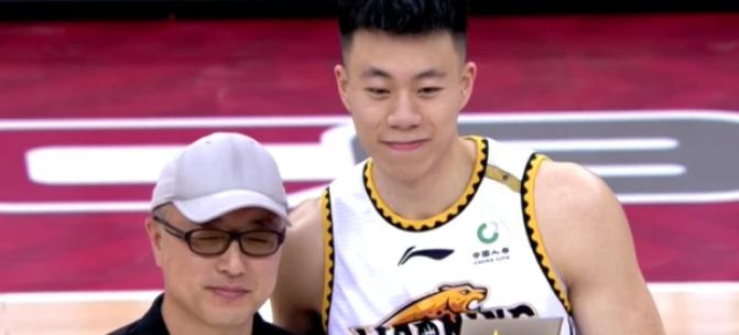 如何应对篮球比赛中的肘击防守（战胜肘击，保护自己的身体和利益）
