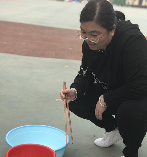 双人夹乒乓球球跑技巧大揭秘（破解球跑迷局，挑战夹球高手）