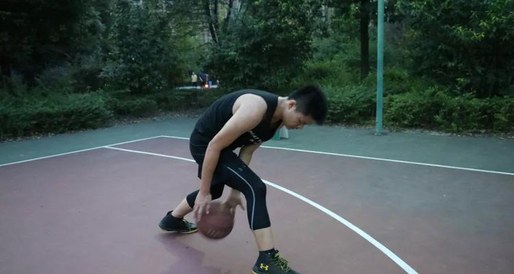 技巧大全（篮球防守技巧之左右滑步过人攻略）