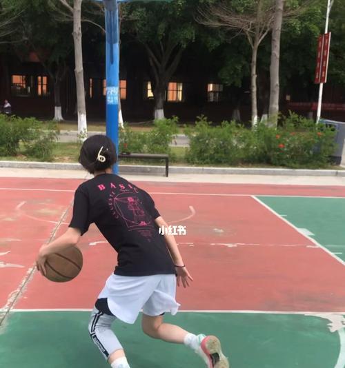 男生打篮球时一直防守女生的原因与影响（男女平等的体育竞技场所存在的性别偏见与挑战）
