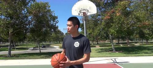篮球背身拿球技巧与应对防守剖析（背身拿球，攻破防线的利器）